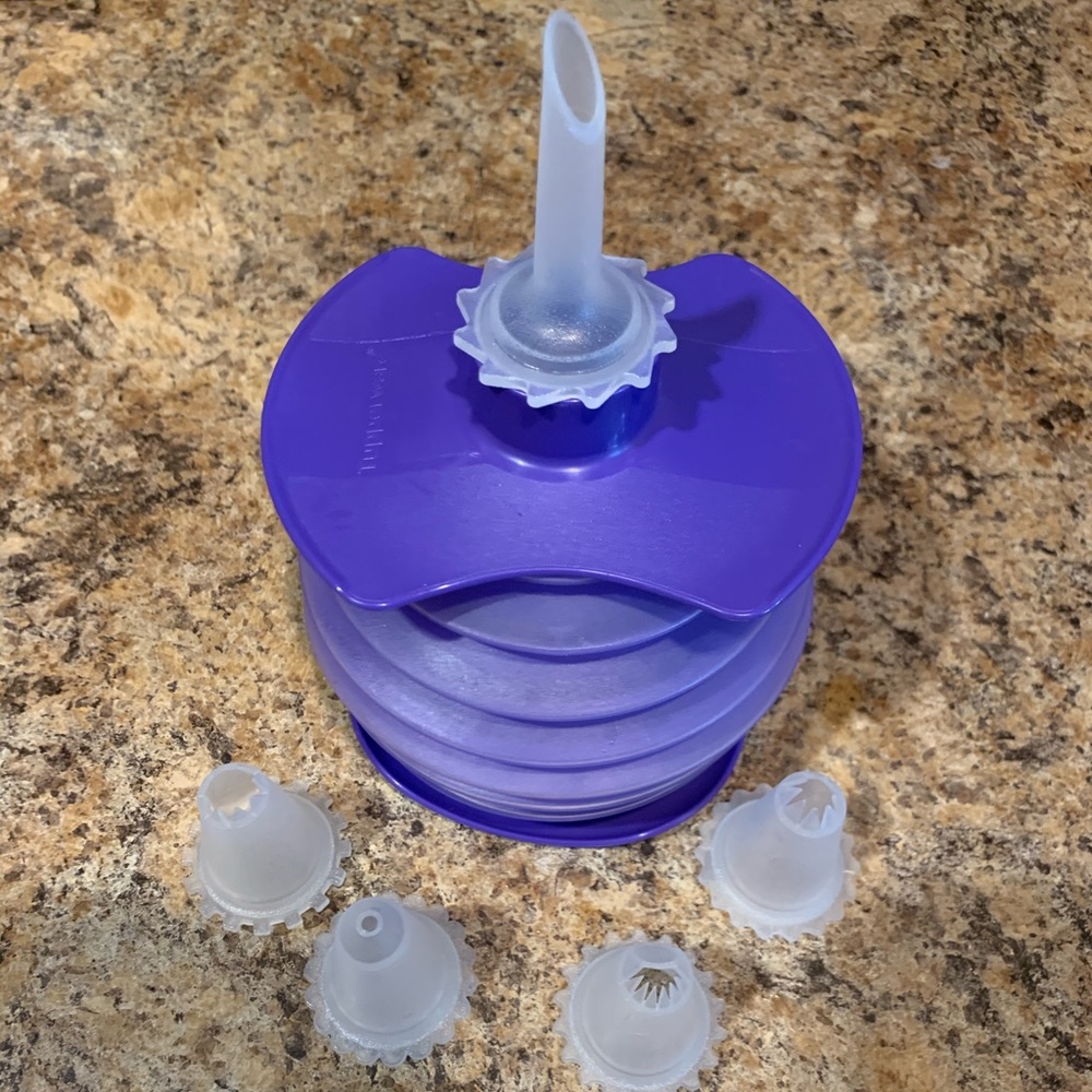 Tupperware Squeeze It Cake Decorator Set